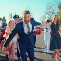 Watch Brett Eldredge’s Chaotic New Video for “Somethin’ I’m Good At”